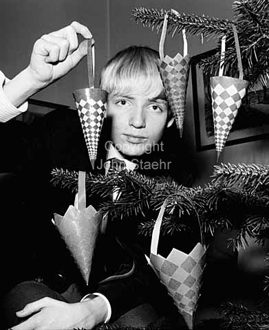 15-årige Jesper Gundermann fra Østerbro opfinder det flettede kræmmerhus til juletræet.
Her med sine kræmmerhuse og sin geometriske skabelon.
22/12/1964
6x6, tiff, 300 dpi, size: 4 - 7 MB.
Printsize: 25 cm aa6442902.jpg