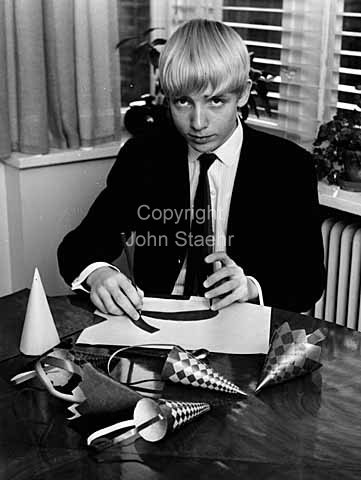 15-årige Jesper Gundermann fra Østerbro opfinder det flettede kræmmerhus til juletræet.
Her med sine kræmmerhuse og sin geometriske skabelon.
22/12/1964
6x6, tiff, 300 dpi, size: 4 - 7 MB.
Printsize: 25 cm aa6442906.jpg