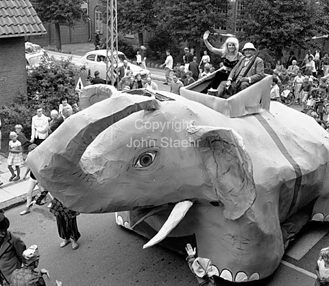 Politimester Vagn Bro og Elsebeth Larsen under karneval i Køge.
25-07-63.
6x6, jpeg, 300 dpi, size: 1 - 2 MB.
Printsize: 25 cm.
i6341606.jpg