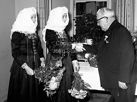 De Samvirkende Hjemstavnsforeninger 25 års jubilæum. Læsø klubbens Hanne og Marie Louise Svennevig og formand typograf Chr. V. Madsen under reception i Vartov.
29/11/1964
6x6, tiff, 300 dpi, size: 4 - 7 MB.
Printsize: 25 cm ae6443802.jpg