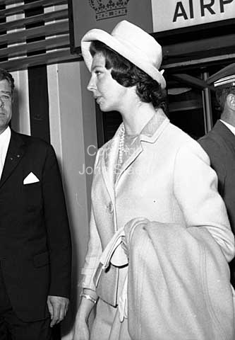 Princess Desiré in Copenhagen airport Kastrup.
15-05-64.
6x6, tiff, 300 dpi, size: 4 - 7 MB.
Printsize: 25 cm.
k6441005.jpg