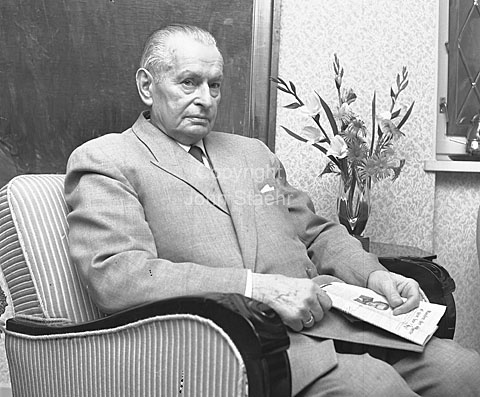 Alf Nielsen, filmpioner fylder 80 år i sit hjem i Søborg.
06-11-63.
6x6, tiff, 300 dpi, size: 4 - 7 MB.
Printsize: 25 cm. r6344702.jpg