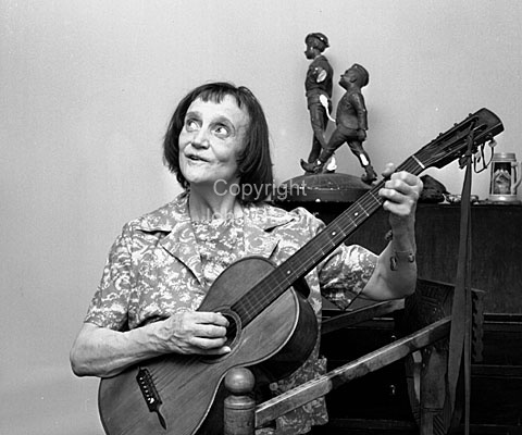 Anna Ingeborg Helga Madsen, enke efter Bivognen, Harald Madsen.
09-08-63.
6x6, jpeg, 300 dpi, size: 1 - 2 MB.
Printsize: 25 cm. sa63181106.jpg