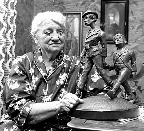 Ellen Schenstrøm, enke efter Fyrtårnet, Carl Schenstrøm.
12-08-63.
6x6, jpeg, 300 dpi, size: 1 - 2 MB.
Printsize: 25 cm.
sa63181804.jpg