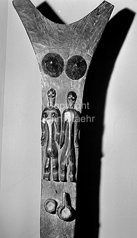 Robert Jacobsen udstiller afrikansk kunst på Nationalmuseet.
13-10-63.
6x6, tiff, 300 dpi, size: 4 - 7 MB.
Printsize: 25 cm. p6342806.jpg