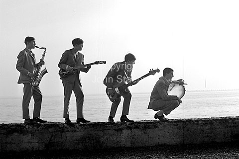 Peter Gregers orkester i Tårbæk havn. Bror til Sys Gregers.
04-11-63.
6x6, tiff, 300 dpi, size: 4 - 7 MB.
Printsize: 25 cm. r6344206.jpg