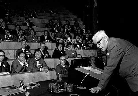International konference om kvægsygdomme arrangeret af International Society for Buiatry. Professor H.G. Bendixen taler ved åbningsmødet.
20-08-64.
6x6, tiff, 300 dpi, size: 19 - 23 MB.
Printsize: 25 cm
p6443105.jpg
