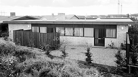 Typehus af arkitekt Holger Tangå Hansen. Beliggende Hvidegårdsparken 14, Lyngby.
08-10-63.
24x36, tiff, 300 dpi, size: 4 - 7 MB.
Printsize: 25 cm.
sa63243006.jpg