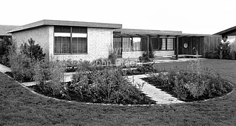 Typehus af arkitekt Holger Tangå Hansen. Beliggende Hvidegårdsparken 14, Lyngby.
08-10-63.
24x36, tiff, 300 dpi, size: 4 - 7 MB.
Printsize: 25 cm.
sa63243010.jpg
