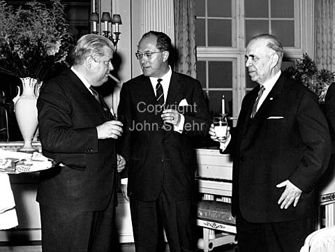 Udenrigsminister Per Hækkerup og Grækenlands udenrigsminister Stavros Costopoulos (th.)
Møde og middag for Grækenlands udenrigsminster på Christiansborg.
08/09/1964
6x6, tiff, 300 dpi, size: 4 - 7 MB.
Printsize: 25 cm s6440903.jpg