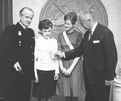 15 årsdagen for oprettelse af skolepatruljerne. Fr. v. politiass. Richard Lindebro, Anita Kühn, Jytte Poulsen og færdselschef Groes-Petersen.
10-01-64.
6x6, tiff, 300 dpi, size: 4 - 7 MB. a6442504.jpg
