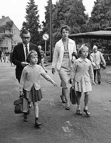Skolebørns første skoledag efter sommerferien i Virum Skole.
10-08-64.
6x6, tiff, 300 dpi, size: 4 - 7 MB.
Printsize: 25 cm o6442001.jpg