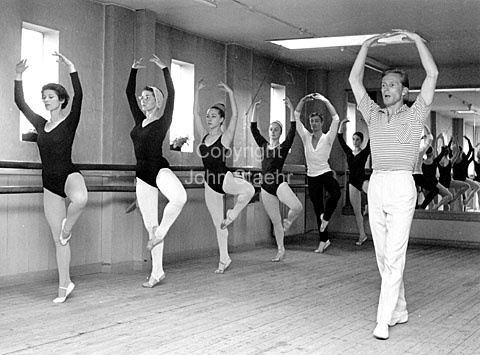 Erik Bruhn ballet training, Royal Danish Ballet School.
24/05/1963.
6x6, jpeg, 300 dpi, size: 1 - 2 MB.
Printsize: 25 cm e6342906.jpg