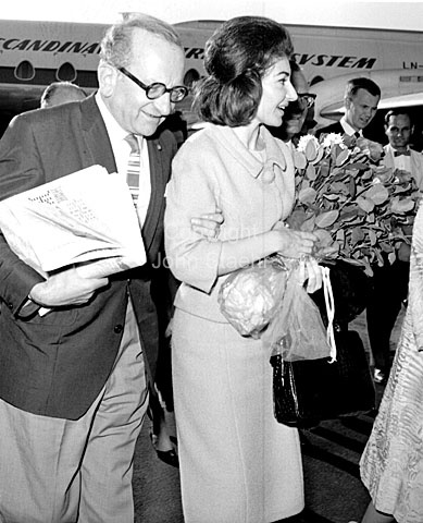 Maria Callas and the conductor Georges Prétre in Copenhagen Airport.
07-06-63.
6x6, jpeg, 300 dpi, size: 1 - 2 MB.
Printsize: 25 cm. f6340801.jpg