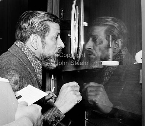 Chairman for the International Tradecommittee, Indian Committee Mr. Brarat Ram. In Copenhagen Airport.
21-11-63.
6x6, tiff, 300 dpi, size: 4 - 7 MB. t6340403.jpg