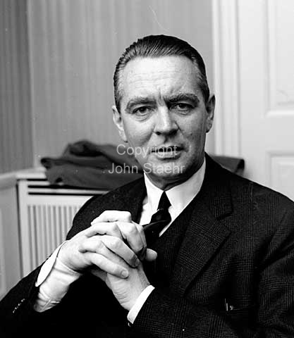 Generalbevollmächtigten in seinen Stahlkonzern Krupp, Berthold Beitz, bis heute die "Graue Eminenz" bei Krupp
(general manager).
04/11/1964
6x6, tiff, 300 dpi, size: 4 - 7 MB.
Printsize: 25 cm z6441101.jpg