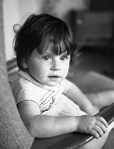 Little girl, Pia, 1 year.
27-07-63.
6x6, jpeg, 300 dpi, size: 1 - 2 MB.
Printsize: 25 cm sa6363703.jpg
