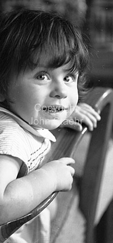 Little girl, Pia, 1 year.
27-07-63.
6x6, jpeg, 300 dpi, size: 1 - 2 MB.
Printsize: 25 cm sa6363705.jpg