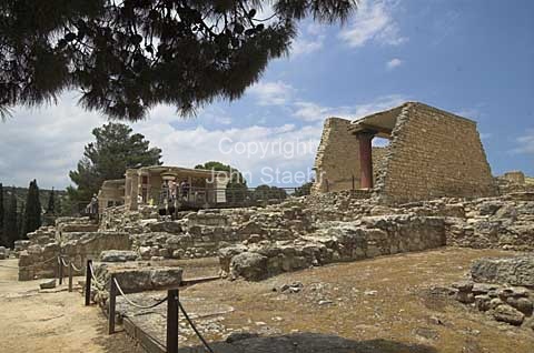 The south-eastern corner of Knossos with the southern propylaea (left) and the corridor to the central court with the Prince and Lillies Frescoe (right). Knossos 1700-1350 BC, Crete, Greece.
21/05/2007.
Digital, jpg, 300 dpi, size: 3 - 5 MB.
Printsize: 25 cm. sa070308.jpg