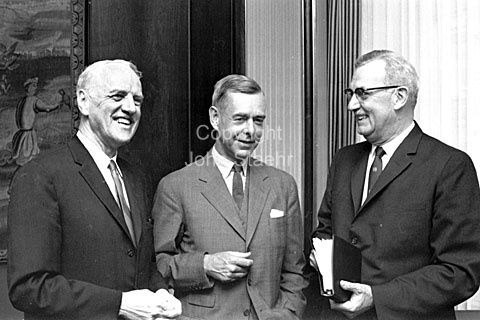 The International rehabilitation conference. Fra v. president Hall H. Popham, Flemming Grut og Donald V. Wilson.
17-06-63.
24x36, jpeg, 300 dpi, size: 1 - 2 MB.
Printsize: 25 cm.
sa63120406.jpg