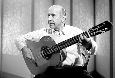 Carlos Montaya, guitarist, Flamenko.
27-05-63.
6x6, jpeg, 300 dpi, size: 1 - 2 MB. ,
Printsize: 25 cm
e6343505.jpg