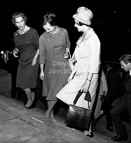 The British week. Princess Margaret and Lord Snowdon visit Denmark. From left, Queen Ingrid, Pricess Margrethe, Princess Margaret and Lord Snowdon in Fredensborg Castle.
24/09/1964
6x6, tiff, 300 dpi, size: 4 - 7 MB.
Printsize: 25 cm
s64432a01.jpg