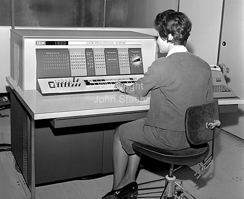 IBM 1620 Computer, Elektronisk Datamaskine.
11-10-63.
6x6, tiff, 300 dpi, size: 4 - 7 MB.
Printsize: 25 cm. p6340605.jpg