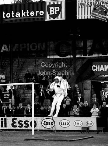 The Rocket Belt Man, Robert F. Courter in the Idraetsparken in Copenhagen. Small Rocket Lift Device (SRLD).
03/09/1964
24x36, tiff, 300 dpi, size: 19 - 23 MB.
Printsize: 25 cm sa64400705.jpg
