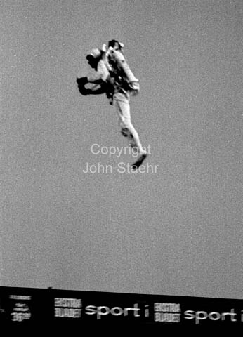 The Rocket Belt Man, Robert F. Courter in the Idraetsparken in Copenhagen. Small Rocket Lift Device (SRLD).
03/09/1964
24x36, tiff, 300 dpi, size: 19 - 23 MB.
Printsize: 25 cm sa64400707.jpg